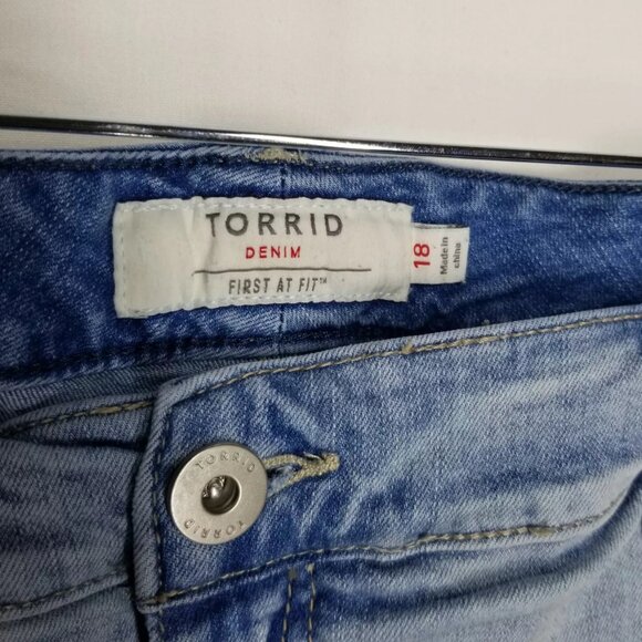 Torrid Shorts Acid Blue Bermuda Distressed Women's Size 18 Waist 40 x Inseam 7 - Picture 3 of 3